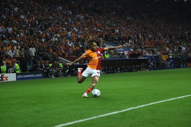 前锋关键时刻破门，球队士气高涨